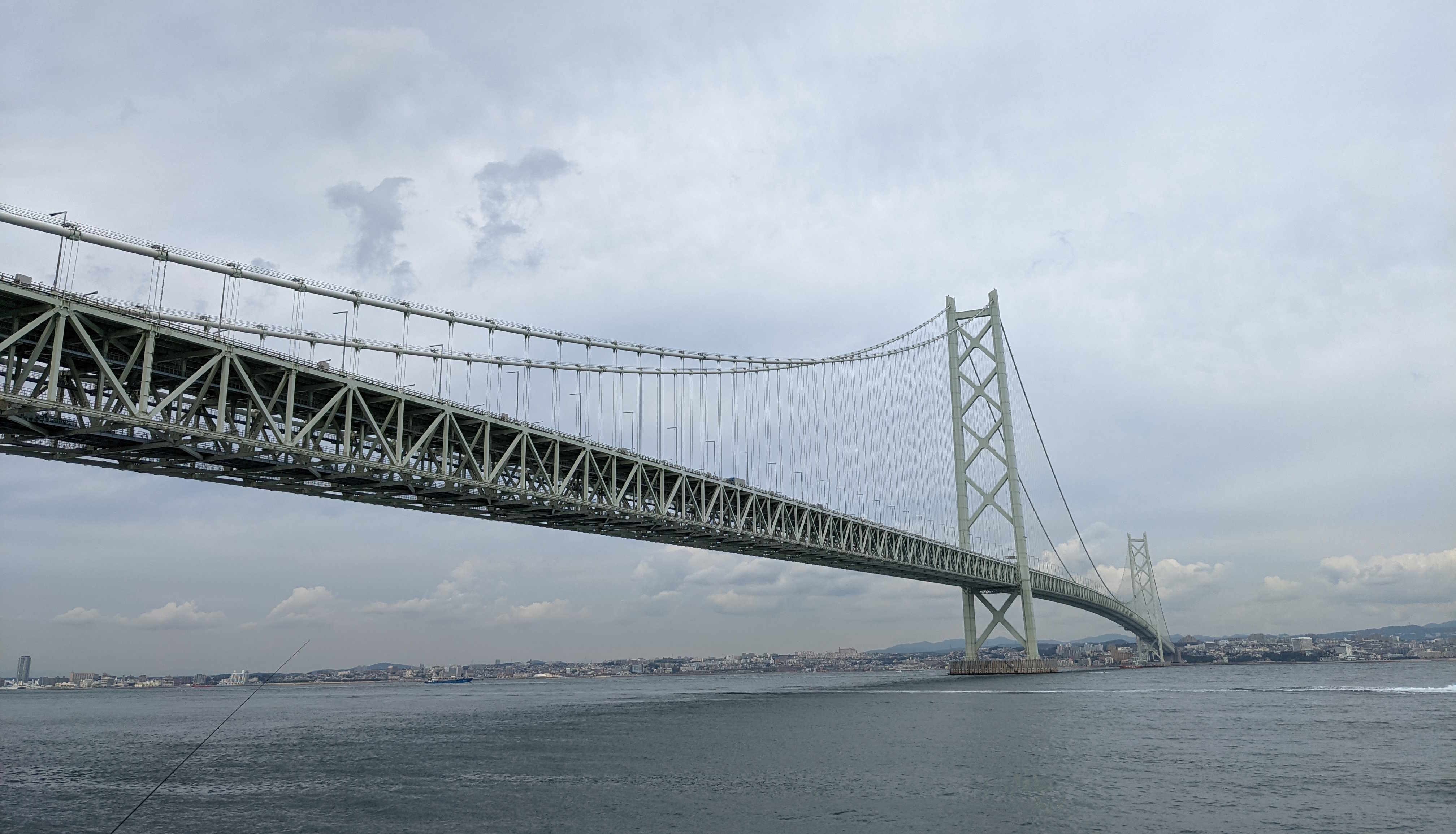 明石海峡大橋と青空