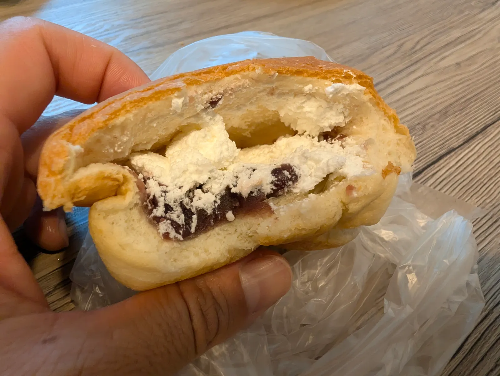 丸いパンの中に入った白いクリームとあん