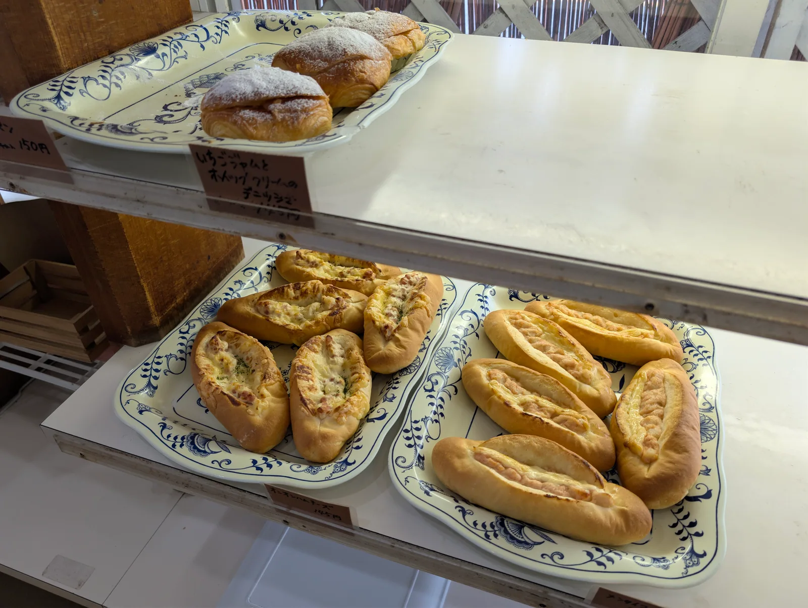 チーズ系の惣菜パンなどが並ぶシャンピニヨンの棚