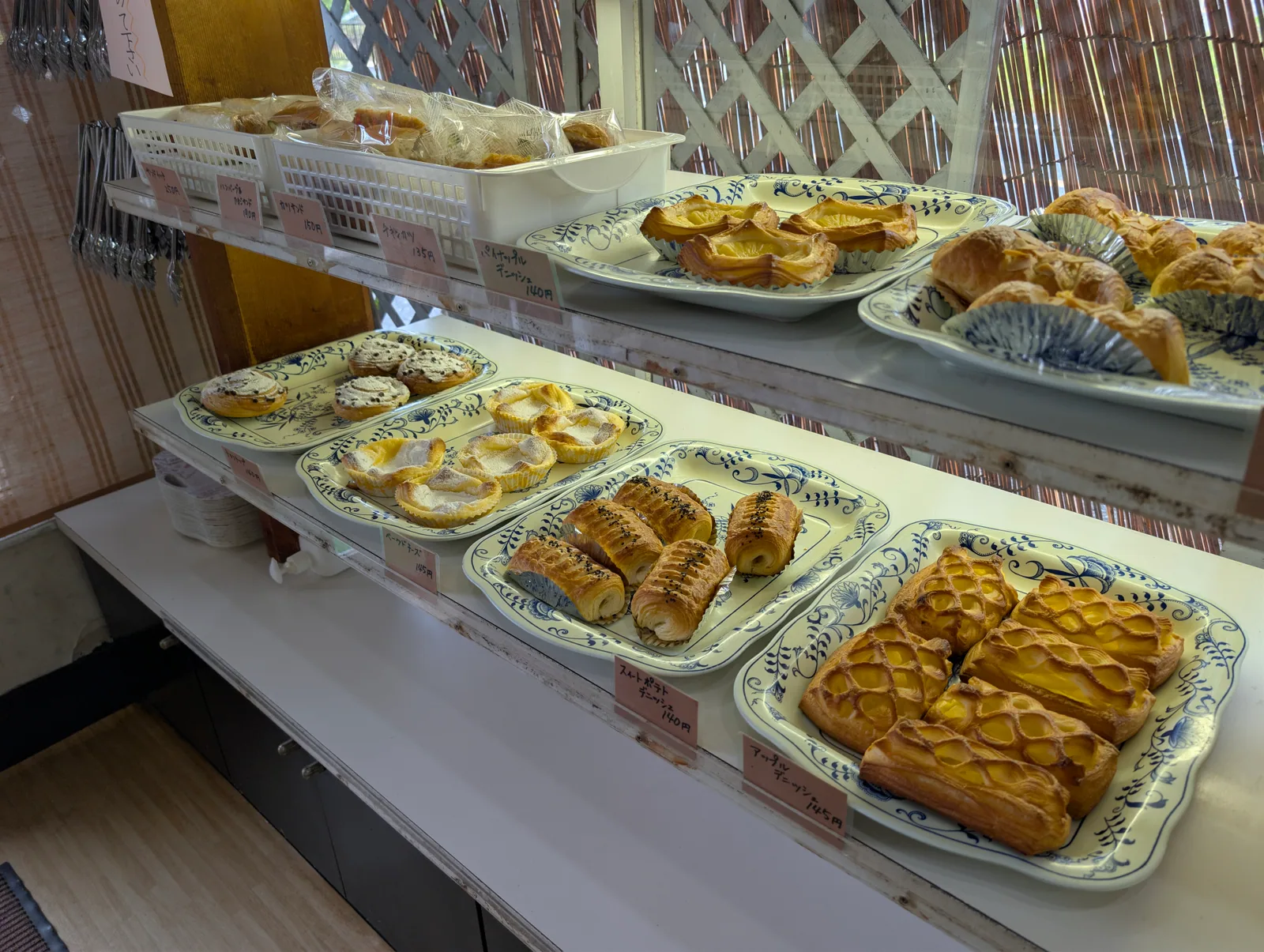 アップルやスイートポテトなどのデニッシュが並ぶ棚