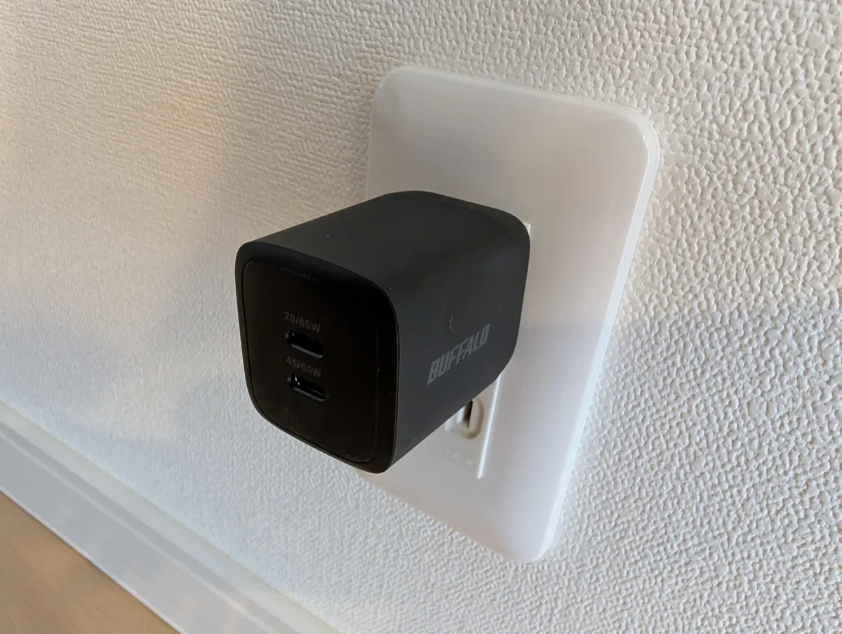 コンセントへ挿して使用しているバッファロー65W USB-C 2ポート充電器