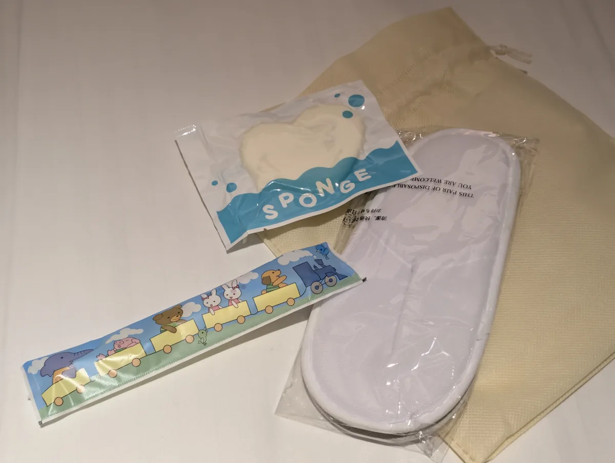 子ども用のスリッパとスポンジ。大人用だけでなく、子ども向けの用意があるのは家族旅行で助かるポイントです。
