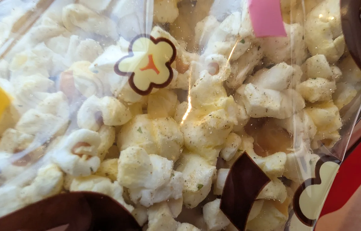 ブラック＆ホワイトペッパー味はレギュラーサイズにしました。味ごとに袋を開け、家族で食べ比べできるお土産になりました。