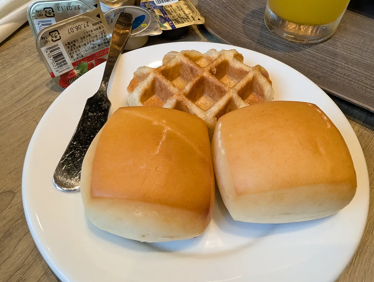 ワッフルと丸パンのプレート。シンプルなパンがあると、慣れない料理が苦手な子も朝食を取りやすくなります。