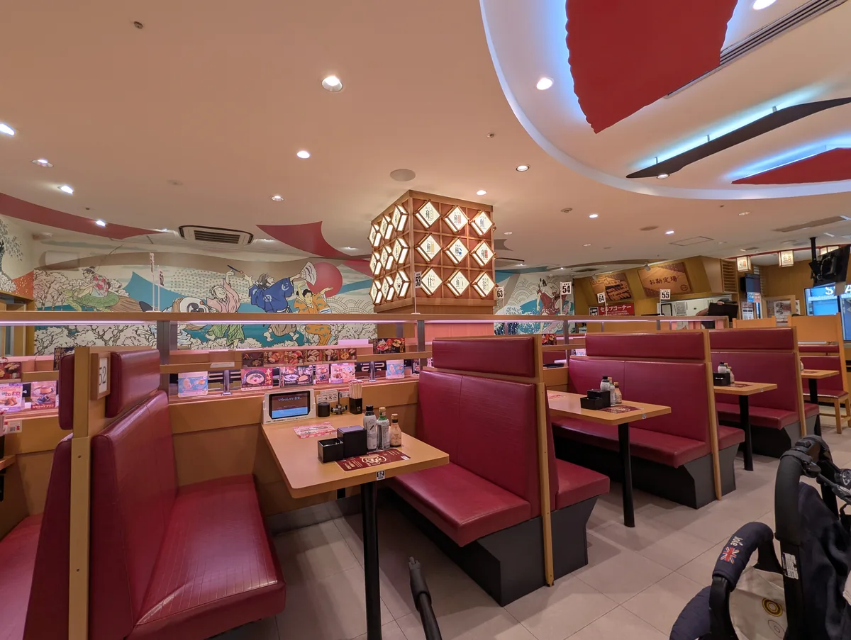 赤いソファ席が並ぶ明るい店内。家族5人でも同じテーブルを囲めて、子どもを見ながら落ち着いて食事ができます。