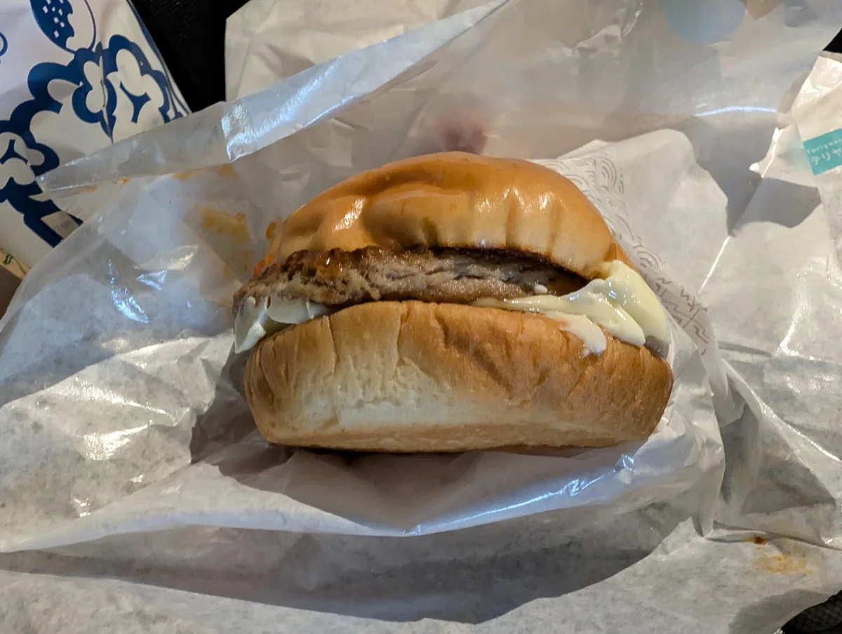 子ども用に選んだワイワイモスのチーズバーガー。今回は同じ商品を2つ購入し、子どもたちが食べ慣れた味を選べるようにしました。