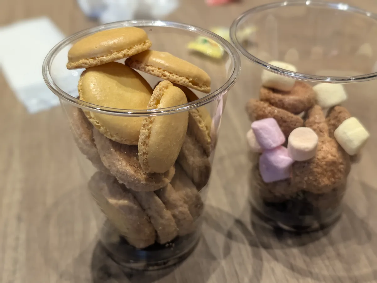 透明な容器に入ったカラフルなお菓子やチョコスナック、マシュマロ。少しずつ取れるので、夕食前でも量を調整しやすいです。