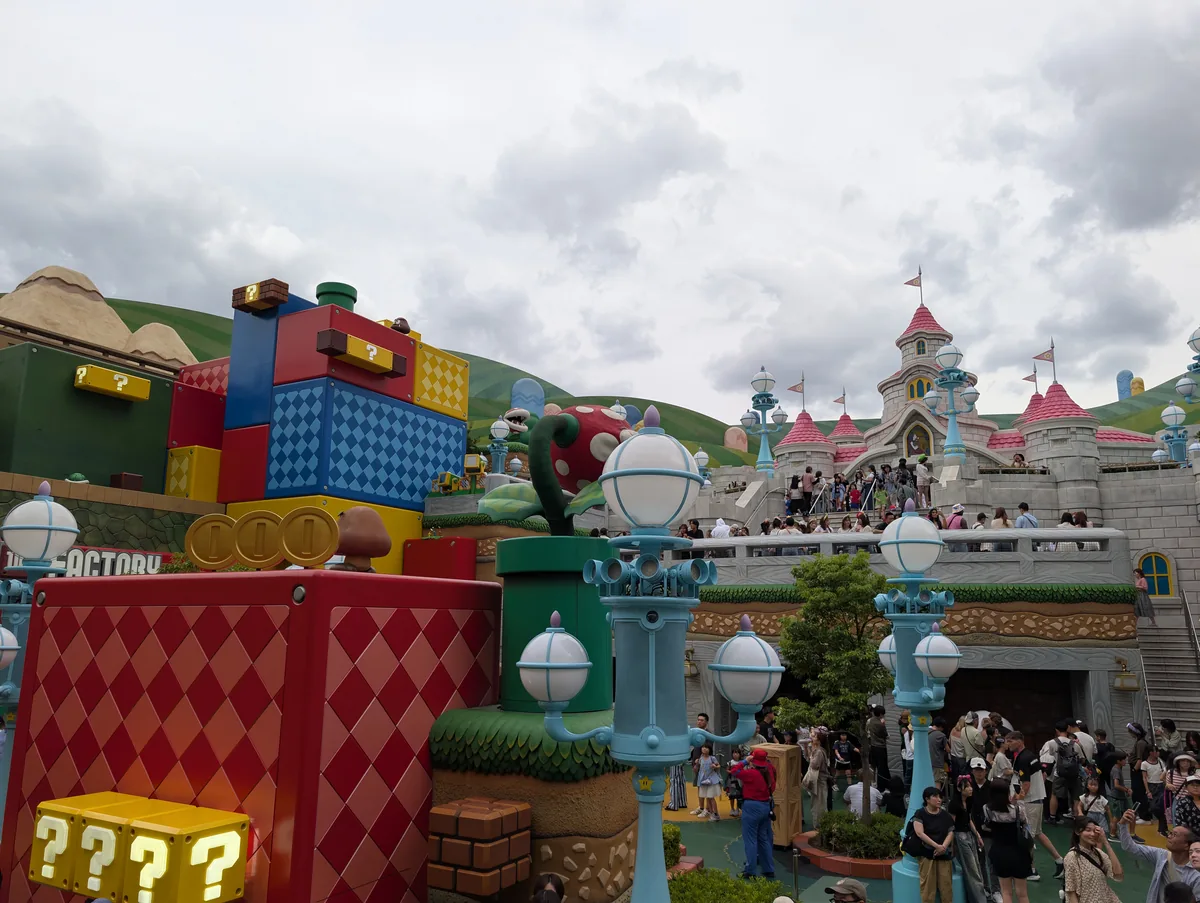 ブロックや土管が並ぶエリア内。写真を撮ったり仕掛けを探したりできるので、乗り物の待ち時間以外にも楽しみがあります。