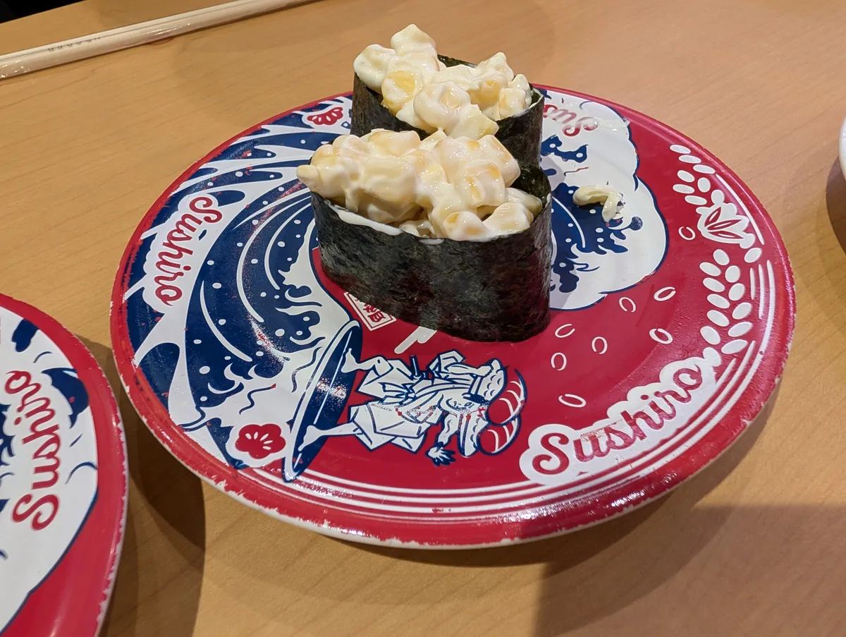 子どもも選びやすい、コーンがたっぷりの軍艦。見慣れた具があると、旅行中の食事でも安心して注文できます。