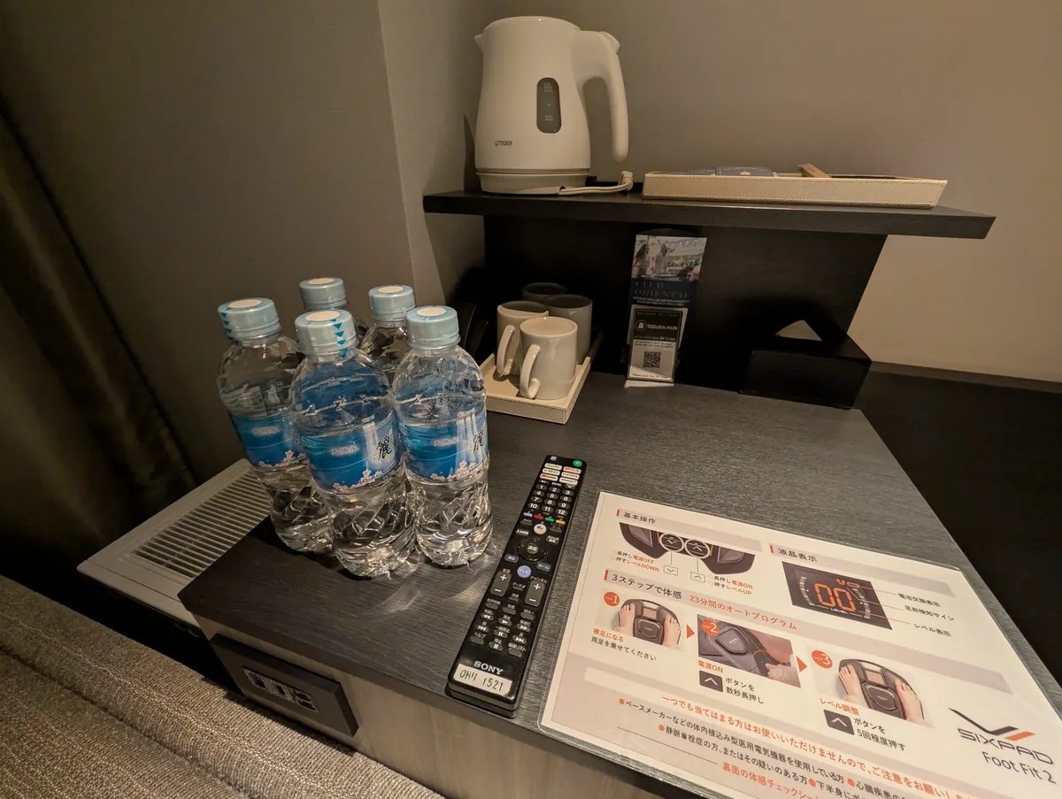 電気ケトル、カップ、ミネラルウォーターが用意されていました。子どもの飲み物を準備したいときにも便利です。